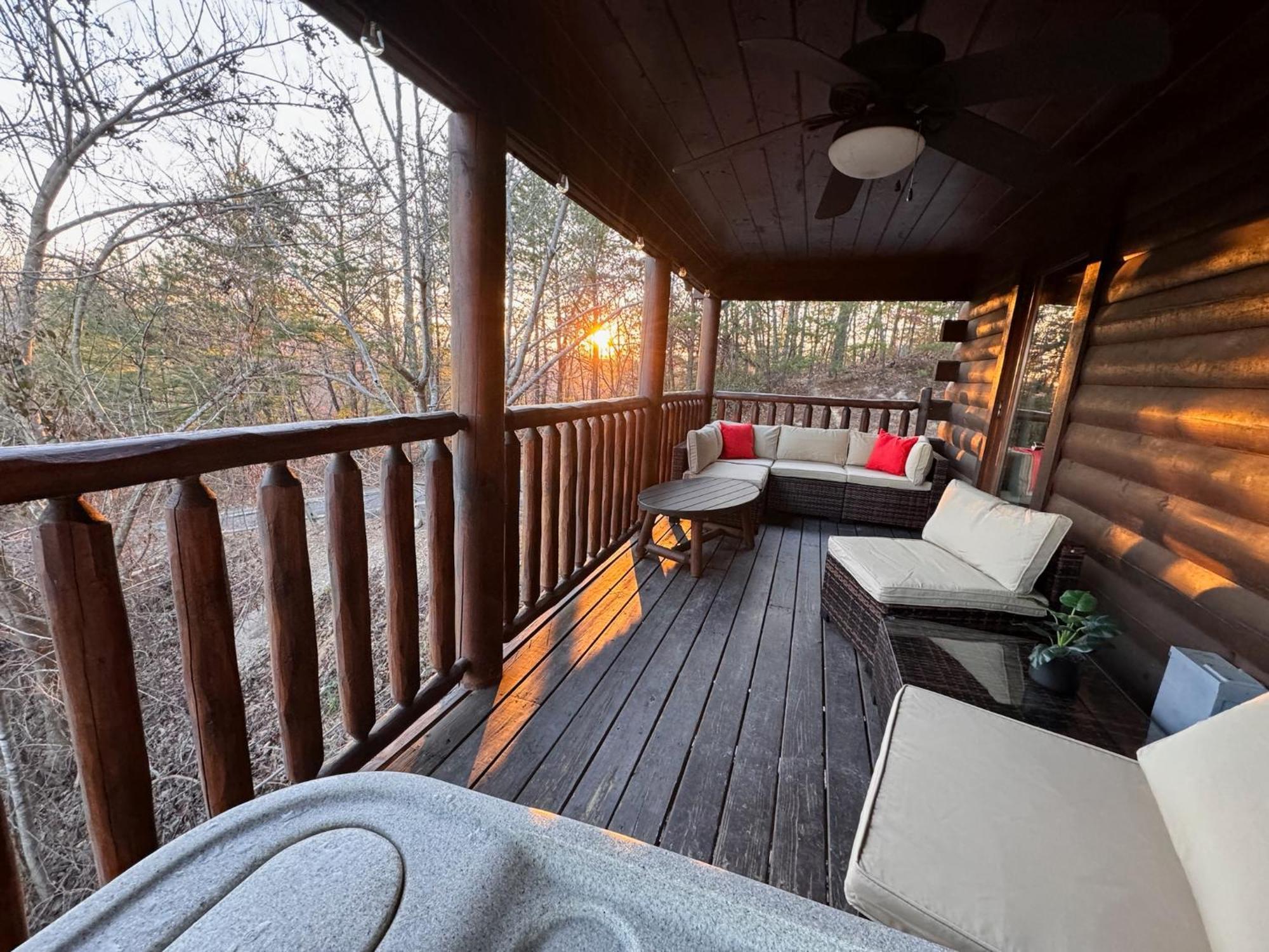 Smoky Paws - 5-Star Cabin, Stunning Mountain Views, New Hot Tub, Tranquil, Gigabit Internet, Free L2 Ev Villa Pigeon Forge Bagian luar foto